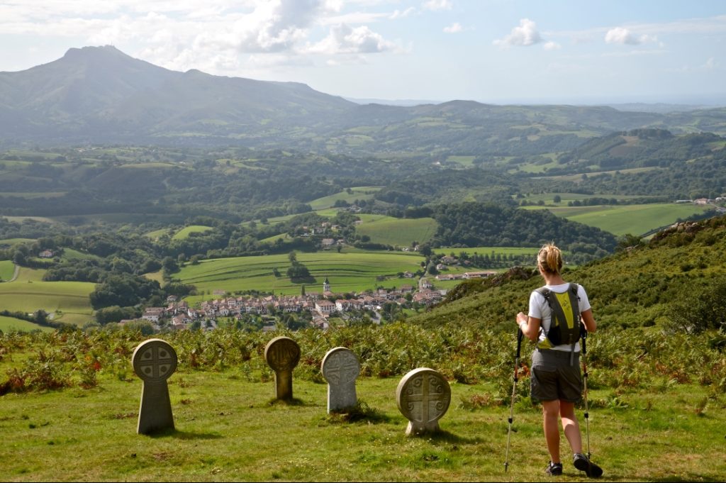 une randonneuse au dessus d'Ainhoa, village basque