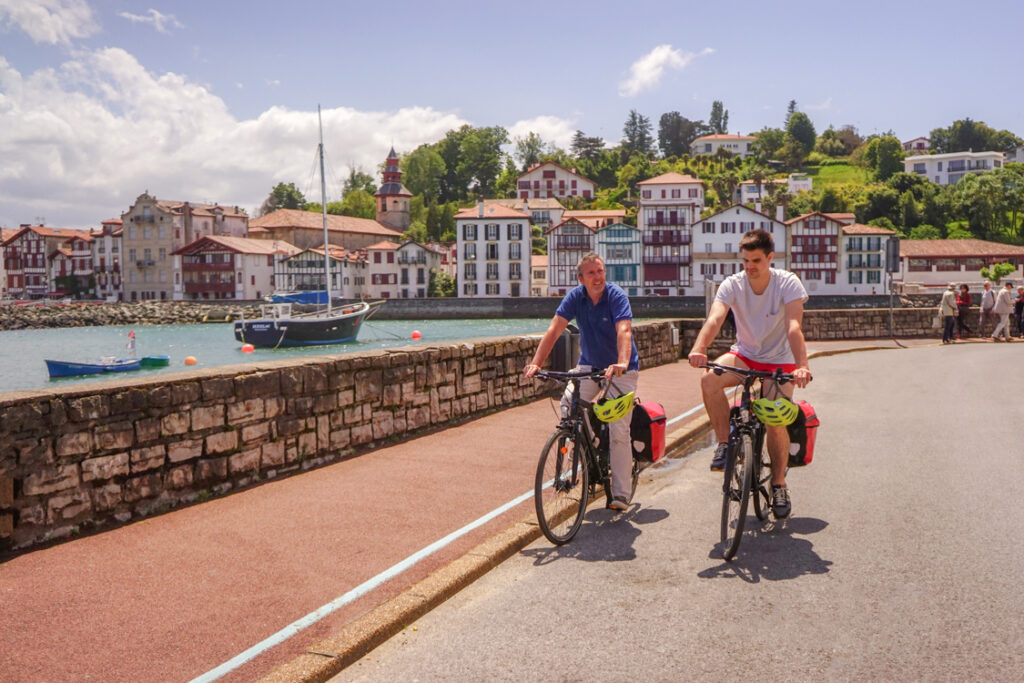 2 cyclistes se baladent à vélo à saint jean de luz, au pays basque