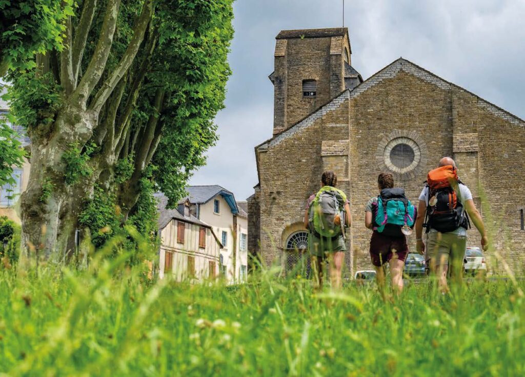 des randonneurs marchent sur la voie d'arles gr®653