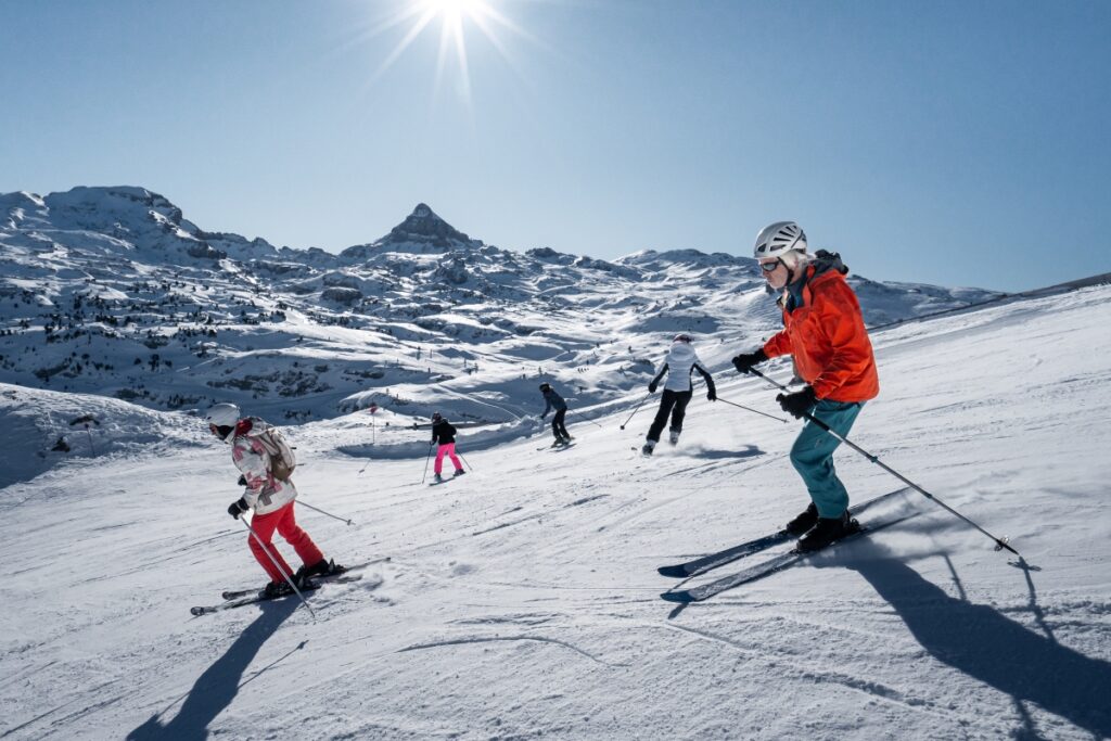 des skieurs dévalent les pistes de ski de la pierre saint-martin, dans le béarn