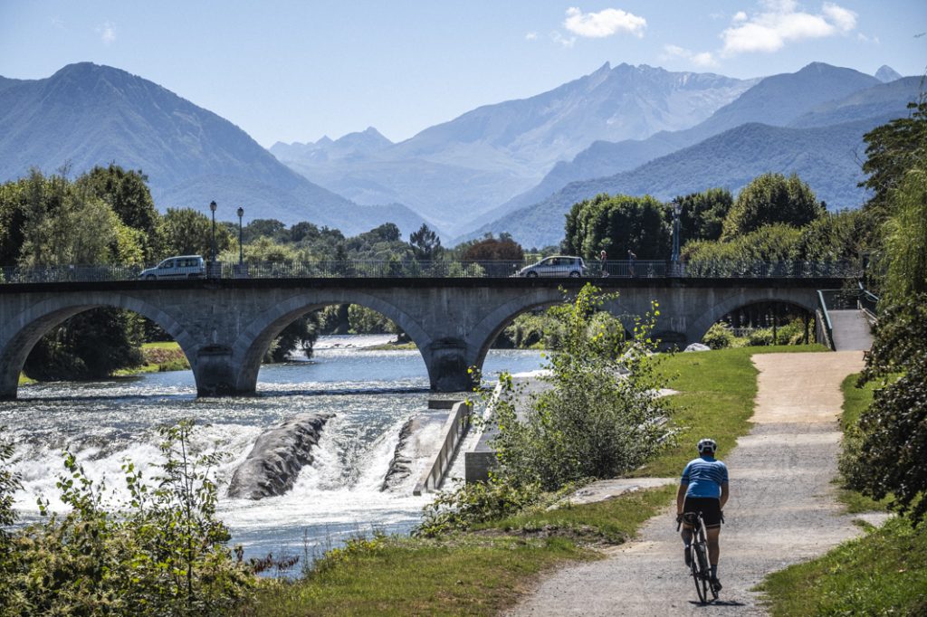 la V81, itinéraire vélo qui relie perpignan à bayonne, passe ici à Nay, en plein Béarn