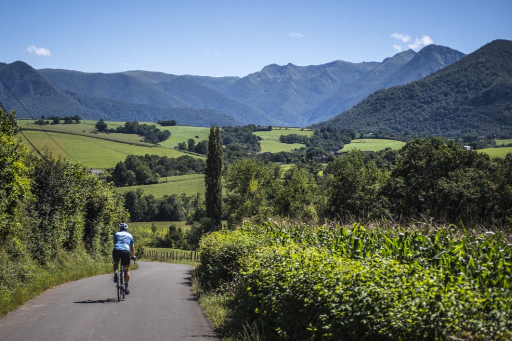 pratique du vélo par un amateur sur la véloroute V81, du côté de la plaine de Nay, en béarn avec vue sur les pyrénées.