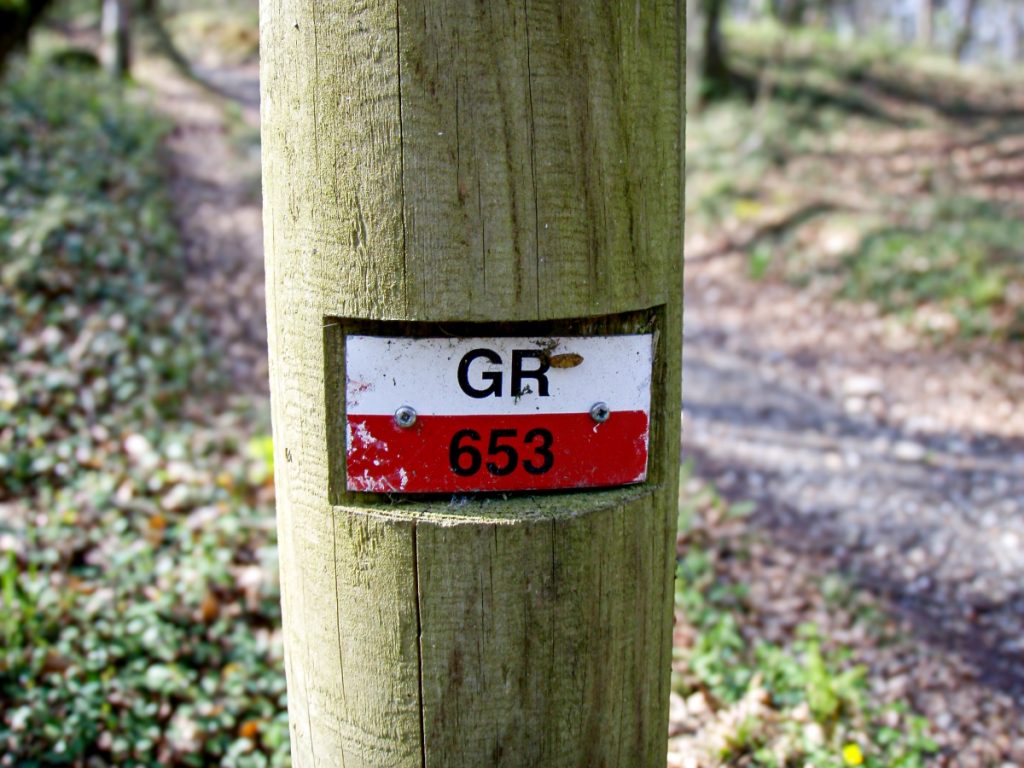 panneau signalétique sur le GR653, la voie d'Arles, chemin jacquaire en Béarn