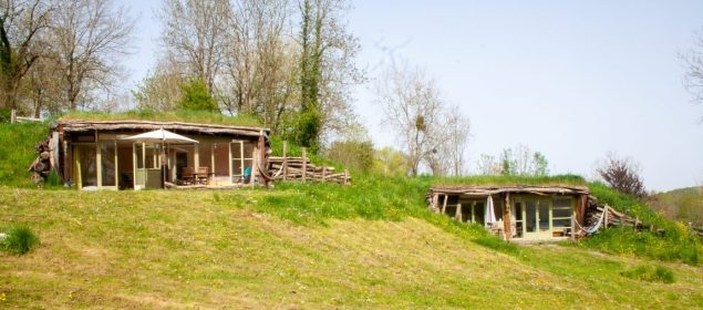 le domaine esperbasque à salies de Béarn propose des emplacements de camping, un gîte, des tentes safari, des maisons tronc d'arbre, des caravanes réaménagées, une maison en bois, etc.