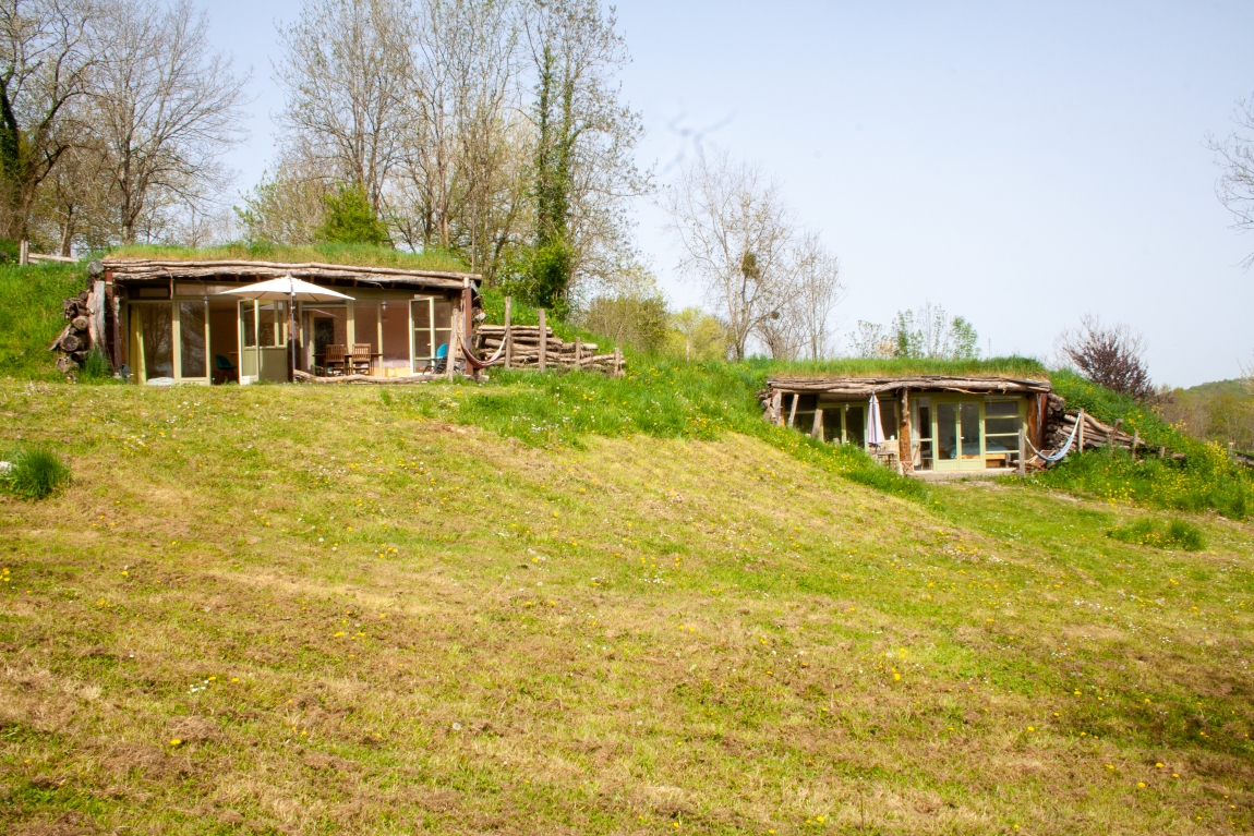 le domaine esperbasque à salies de Béarn propose des emplacements de camping, un gîte, des tentes safari, des maisons tronc d'arbre, des caravanes réaménagées, une maison en bois, etc.