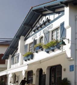 façade de l'hôtel de madrid à guéthary, pays basque