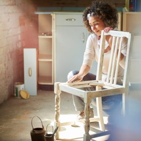 l'adt64 béarn pays basque encourage les hébergeurs touristiques au recyclage de leur mobilier en faisant appel à l'association AIMA