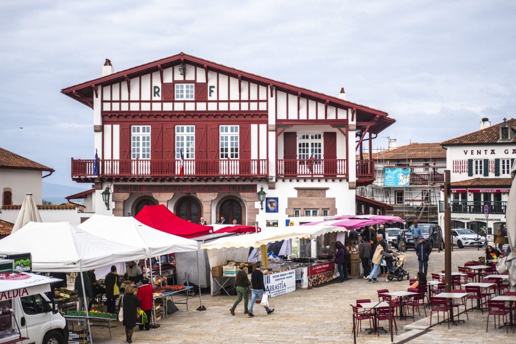 jour de marché à bidart en pays basque sur la place centrale du village