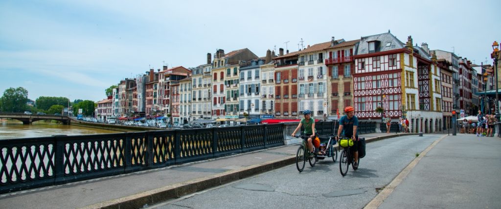 2 cyclistes empruntent la vélosud, ex V81, et qui traverse  le centre-ville de Bayonne