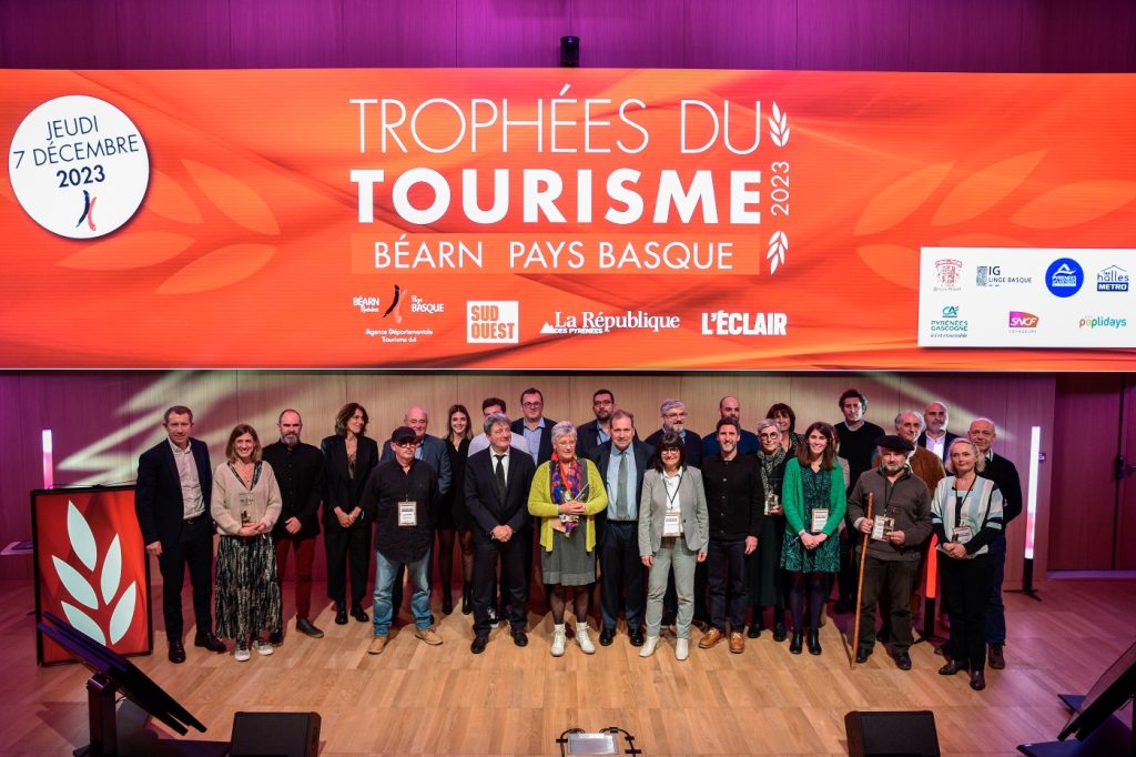 remise des prix des trophées du tourisme 2023 au connecteur à biarritz. tous les lauréats sur scène pour la photo de groupe