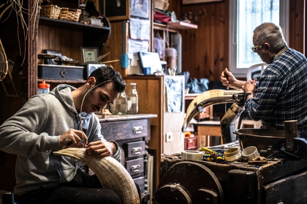 visite des ateliers de fabrication de chisteras, chez gonzalez, à anglet, au pays basque. le père et le fils travaillent ensemble et tissent ce gant si spécifique au pays basque