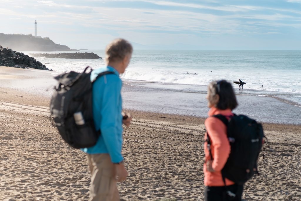 un couple de séniors actifs regarde la mer depuis la grande plage de biarritz au pays basque