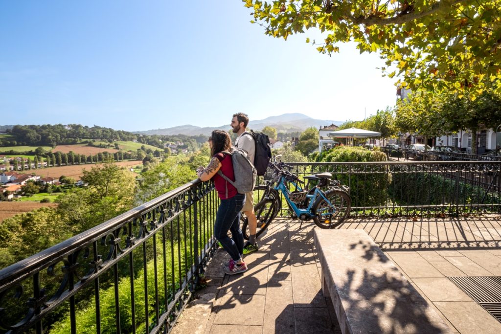 2 cyclistes font une pause sur la terrasse de cambo-les-bains et regardent le paysage basque