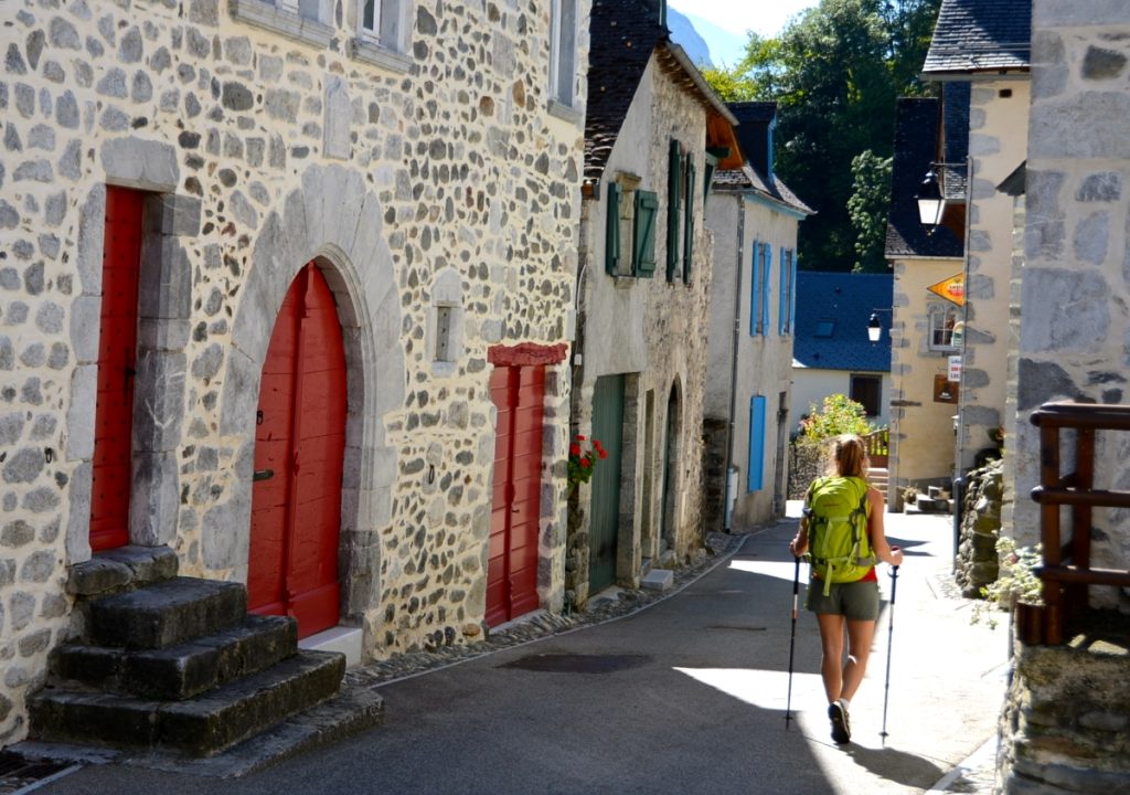 une randonneuse se promène dans le village de Borce, en Vallée d'Aspe, dans le Béarn, sur le chemin de saint jacques de compostelle