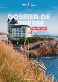 première de couverture du dossier de presse général pays basque 2026, réalisé par l'ADT64, agence départementale du tourisme 64